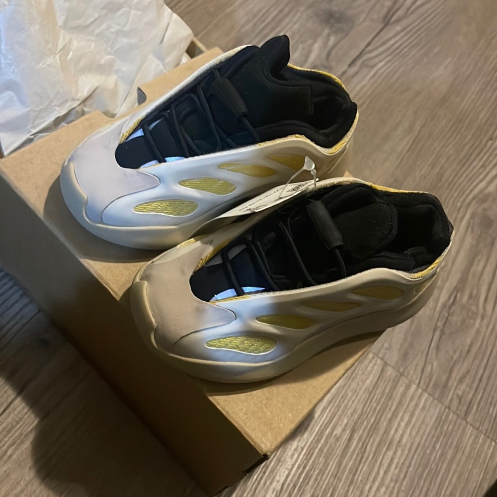 yeezy 6c brand new. to tight for my son.